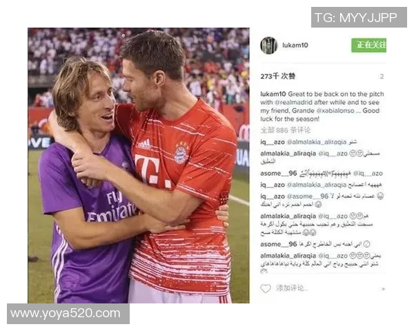 球迷与足球明星亲密合影瞬间记录热情与梦想的交汇